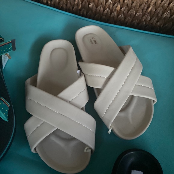 Alfani off white  Sandals pool slides feel like soft leather 9/10 - Picture 4 of 7